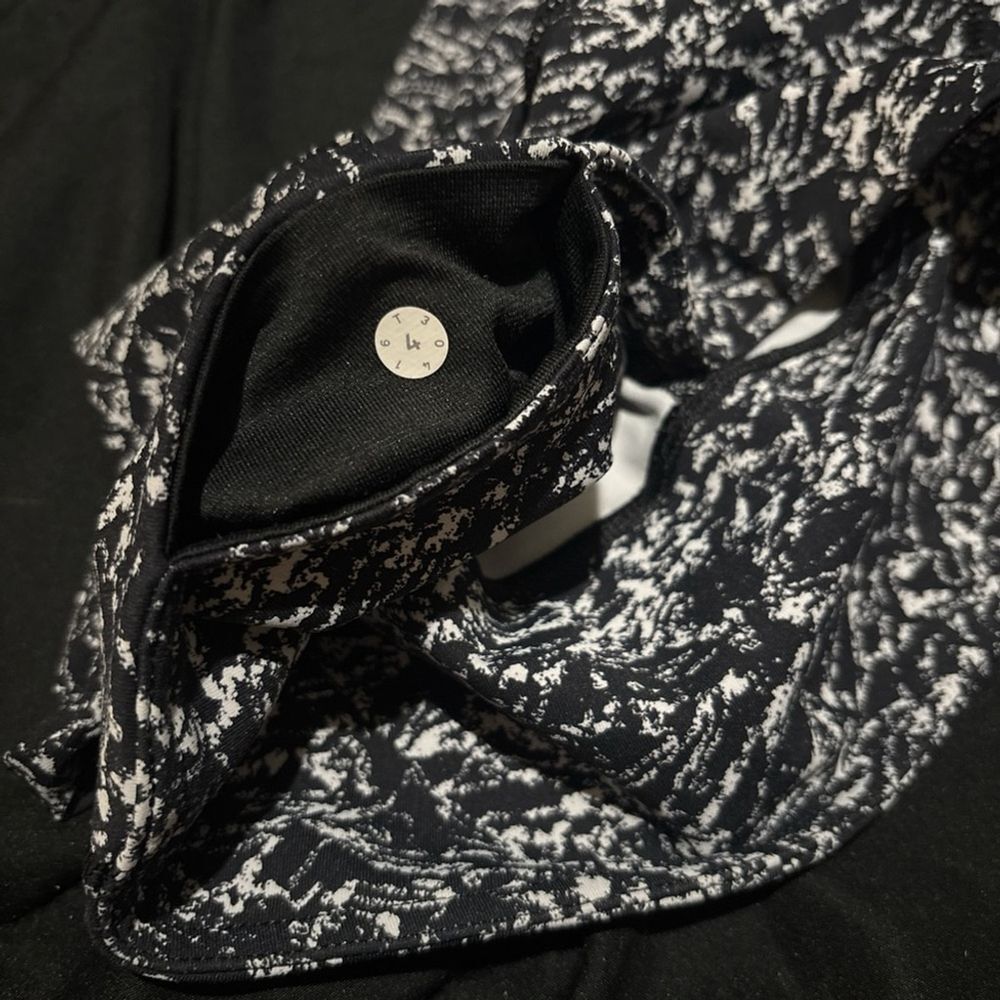lululemon athletica Black and White Patterned Leggings in size 4 - Picture 5 of 5